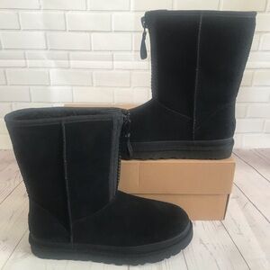 UGG CLASSIC SHORT ZIPPER TAPE LOGO BOOT